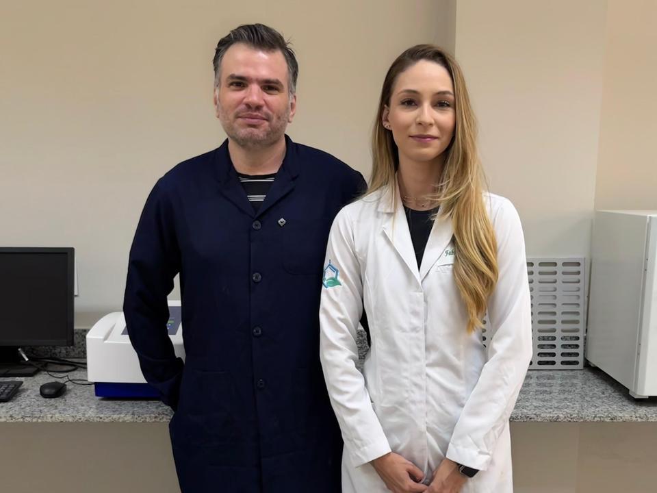 O professor orientador, Dr. Nelson Luis Gonçalves Dias de Souza, e a mestranda Fabiola Almeida Bezerra (Foto: Divulgação)